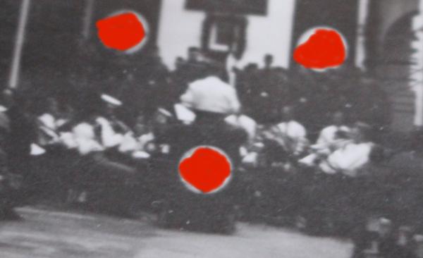 Feierlichkeit - Kundgebung in einer Halle ? Hakenkreuzfahnen